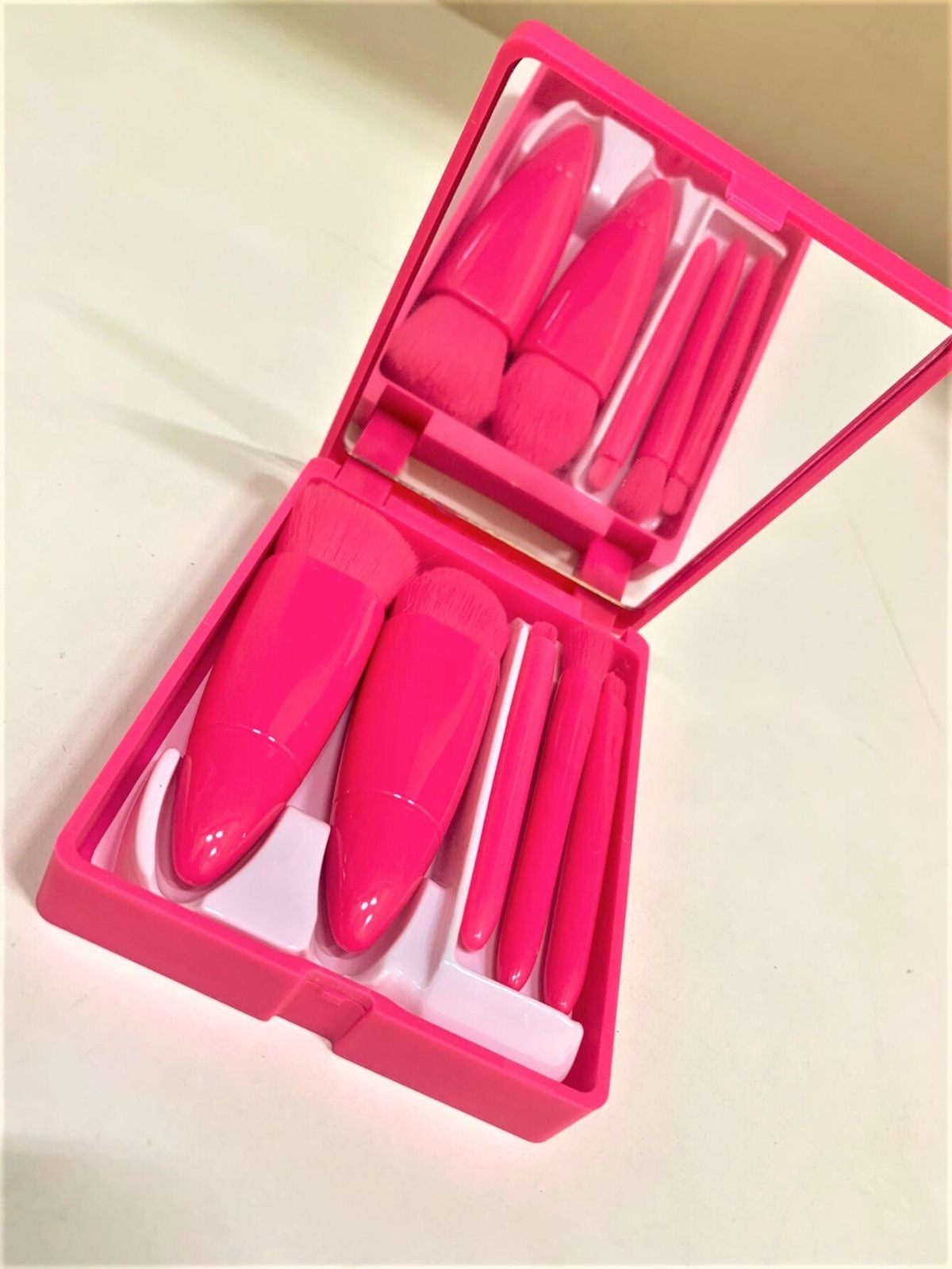 💄 طقم فرش مكياج احترافي مع علبة ومرآة عملي وأنيق